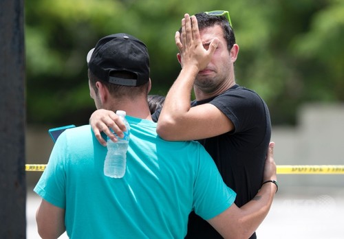 フロリダのゲイクラブ銃撃、死者50人 米史上最悪の銃乱射事件に フロリダのゲイクラブ銃撃、死者50人 米史上最悪の銃乱射事件に