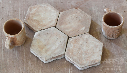 牛のふんから食器生み出す、イタリア「シット・ミュージアム」 牛のふんから食器生み出す、イタリア「シット・ミュージアム」