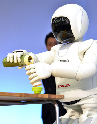 走る、跳ねる、お茶も注ぐ!新型「ASIMO」 走る、跳ねる、お茶も注ぐ!新型「ASIMO」
