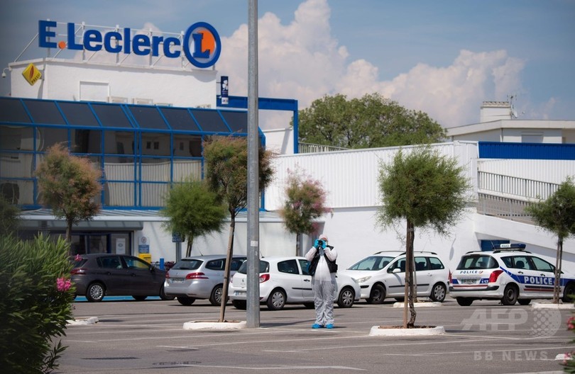 仏スーパーで女が刃物で襲撃、2人負傷 「神は偉大なり」と叫ぶ