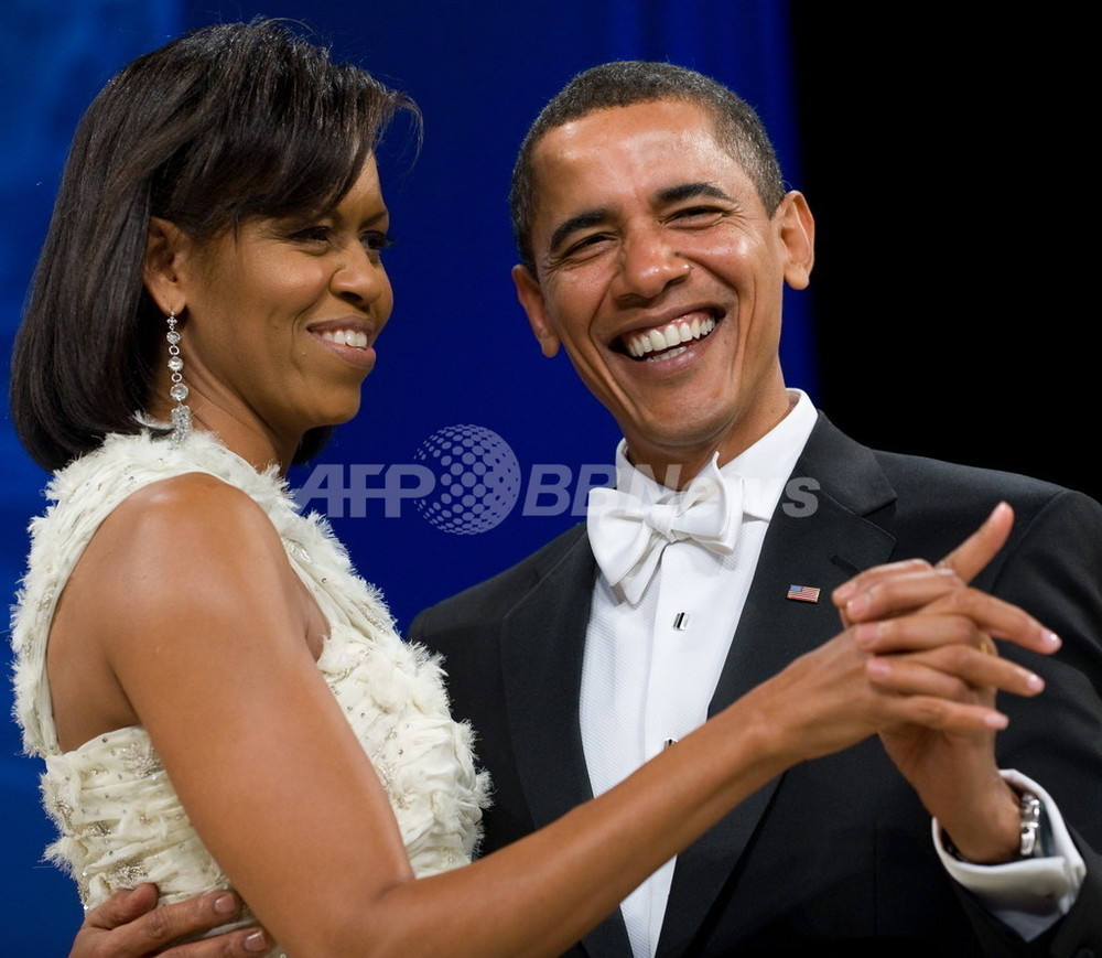 オバマ夫妻、就任式夜の舞踏会に参加 米スターも集結 写真2枚 国際ニュース:AFPBB News