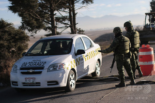 タクシーのボンネットに5人の頭部、麻薬組織が関与の可能性 メキシコ タクシーのボンネットに5人の頭部、麻薬組織が関与の可能性 メキシコ