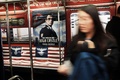 米ニューヨークの地下鉄に掲げられた、ナチス・ドイツのシンボルを使用した米アマゾン・ドットコムのドラマ広告（2015年11月24日撮影）。(c)AFP/Getty Images/Spencer Platt