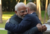 モディ印首相、プーチン大統領と熱烈ハグ 5年ぶりにロシア訪問