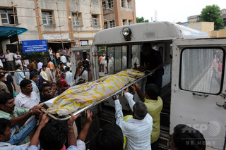 インドの病院、遺体の骨折りつるして搬送に批判殺到 インドの病院、遺体の骨折りつるして搬送に批判殺到
