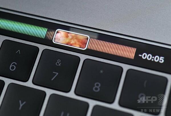 アップル、MacBook Proを全面刷新 キー上部にタッチパネル採用