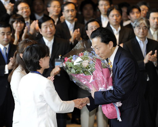 「まるで回転ドア」、日本を後退させる頻繁な首相交代劇