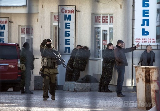 クリミアの軍基地襲撃で2人死亡、ウクライナ危機は「軍事段階に」