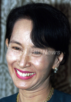 ミャンマー僧侶デモに、スーチーさんが姿を見せる ミャンマー僧侶デモに、スーチーさんが姿を見せる