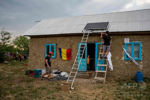 ルーマニアに明かりを、太陽光パネルで貧困家庭を暗闇から救う ルーマニアに明かりを、太陽光パネルで貧困家庭を暗闇から救う