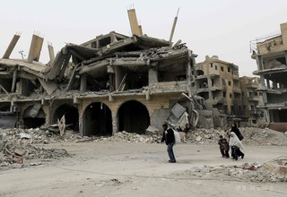 シリア・ラッカに2つの集団墓地、 IS殺害の民間人ら数十人の遺体 シリア・ラッカに2つの集団墓地、 IS殺害の民間人ら数十人の遺体