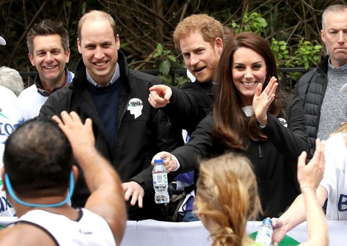 英王子2人とキャサリン妃が給水係に、ロンドン・マラソン 英王子2人とキャサリン妃が給水係に、ロンドン・マラソン