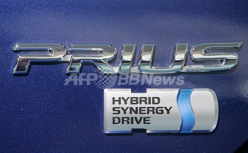 トヨタ、「プリウス」に太陽光パネル搭載へ 日経報道 トヨタ、「プリウス」に太陽光パネル搭載へ 日経報道