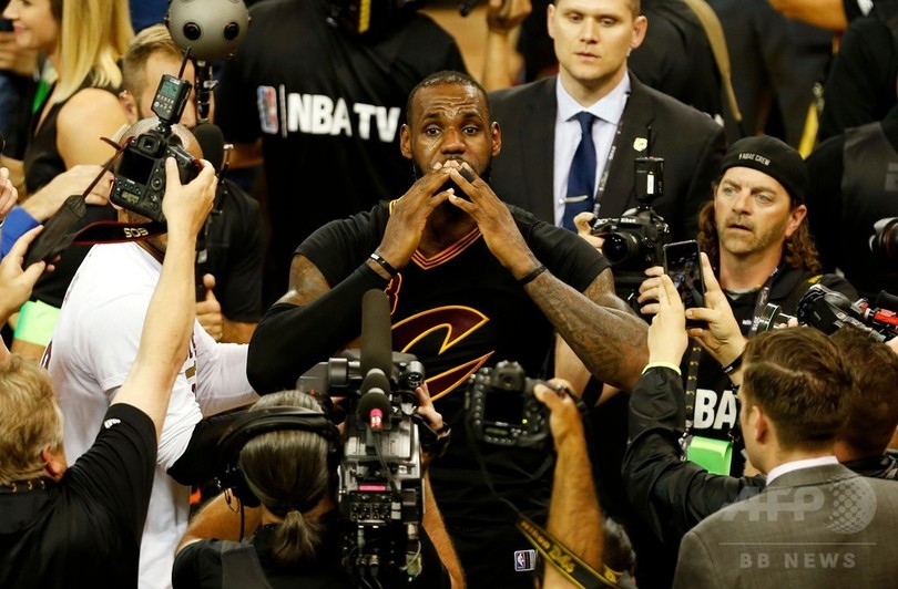 15年目を迎えたレブロン「NBAで息子にファウルするまで」現役に色気 15年目を迎えたレブロン「NBAで息子にファウルするまで」現役に色気