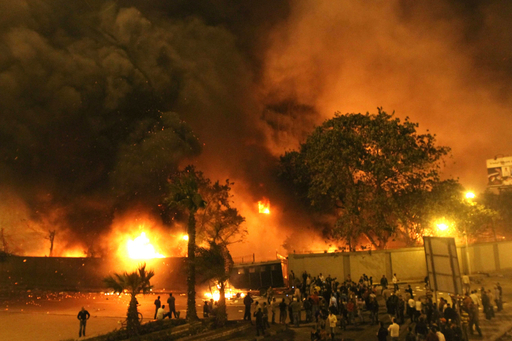 エジプトのデモで死者27人、大統領は続投を強調