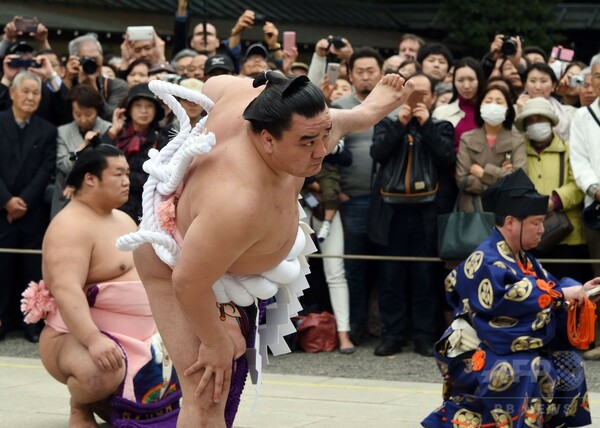 靖国神社で奉納大相撲、白鵬と日馬富士が土俵入り披露