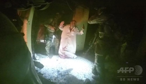 IS収容所急襲の映像公開、米・クルド部隊がイラクで実施 IS収容所急襲の映像公開、米・クルド部隊がイラクで実施