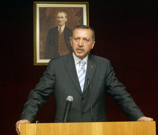 トルコ総選挙勝利を受け、首相は改革路線維持を表明