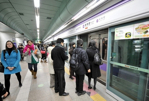 転落防止柵で地下鉄駅での自殺減少、漢江への飛び込みは増加 韓国