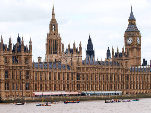 英下院議員、演説中にネクタイから音楽 英下院議員、演説中にネクタイから音楽
