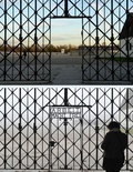 ナチス収容所跡の｢働けば自由になる」の掲示、鉄扉ごと盗難