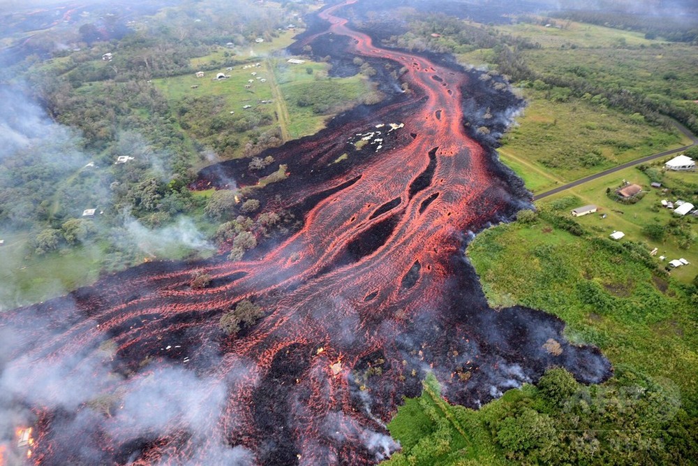 ハワイのキラウエア火山、溶岩流が急速に南東へ進行