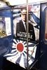 米ニューヨークの地下鉄の座席に掲げられた、旭日旗のシンボルを使用した米アマゾン・ドットコムのドラマ広告（2015年11月24日撮影）。(c)AFP/Getty Images/Spencer Platt