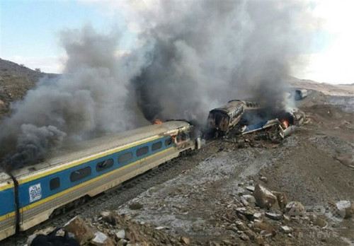 イランで列車同士が衝突、44人死亡 イランで列車同士が衝突、44人死亡