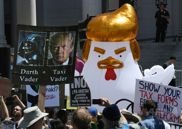 米各地で「タックス・マーチ」、トランプ氏の納税額公開求めデモ