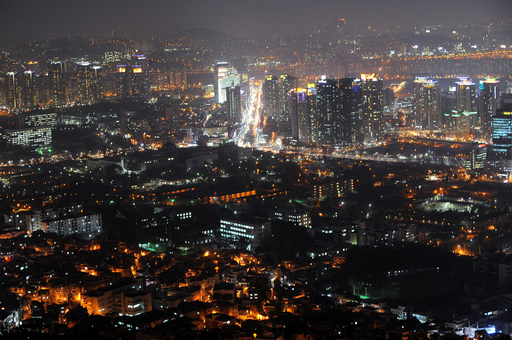 ソウルの高層ビルで原因不明の揺れ10分、数百人が避難