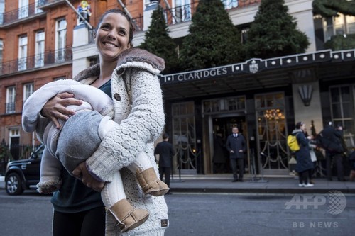 一斉授乳で高級ホテルに抗議、英ロンドン