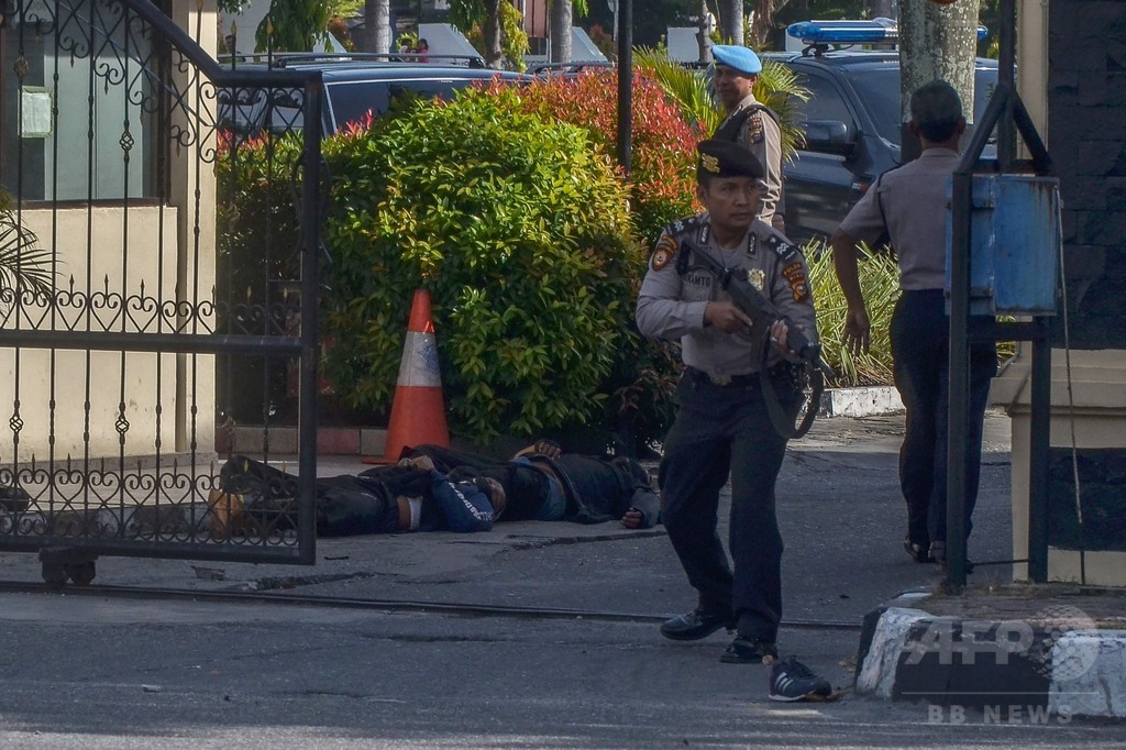 インドネシア警察、刃物で本部襲った4人射殺 警官1人死亡 インドネシア警察、刃物で本部襲った4人射殺 警官1人死亡