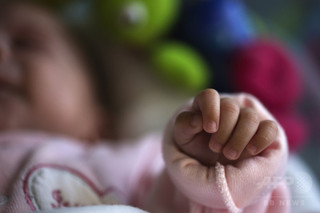 ベビーベッドにいた1歳女児撃たれ死亡 米加州 ベビーベッドにいた1歳女児撃たれ死亡 米加州