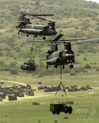 英軍救援ヘリ「大きすぎ」、ネパール入り拒否 オスプレイにも批判