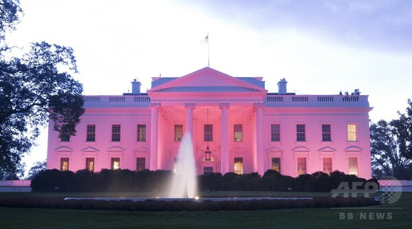 米ホワイトハウスがピンク色に、乳がん月間で