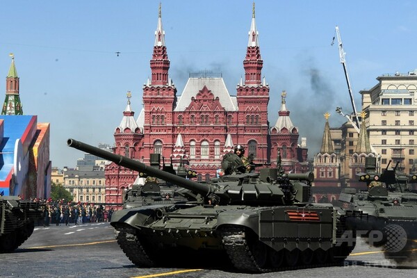 ロシア、戦勝記念日の軍事パレードで最新兵器を披露