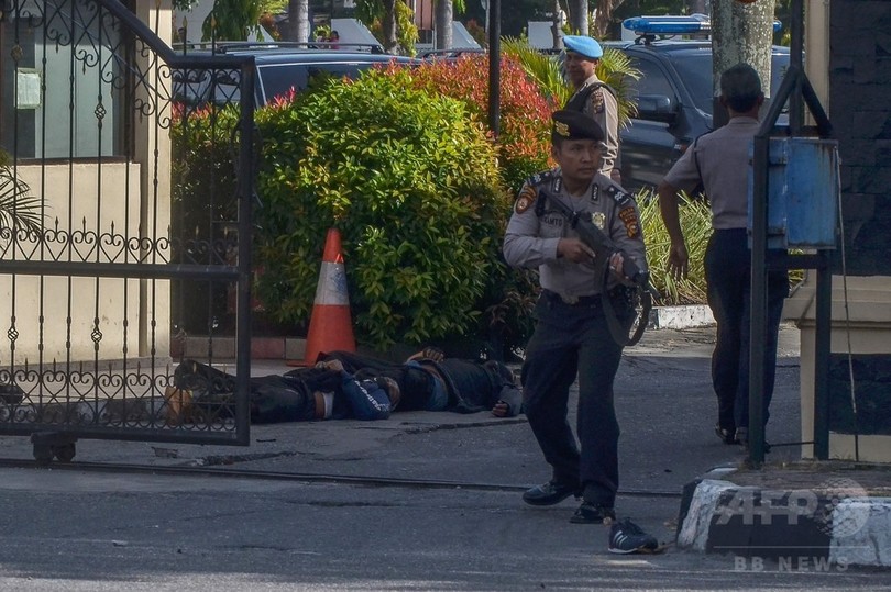 インドネシア警察、刃物で本部襲った4人射殺 警官1人死亡 インドネシア警察、刃物で本部襲った4人射殺 警官1人死亡