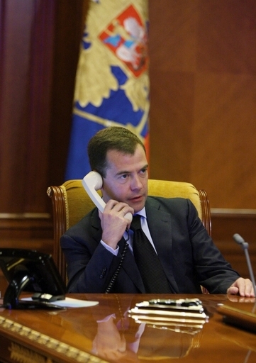 12年のロシア大統領選に不出馬を示唆、メドベージェフ大統領