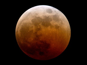 今夜皆既月食、月が赤く染まる「ブラッドムーン」