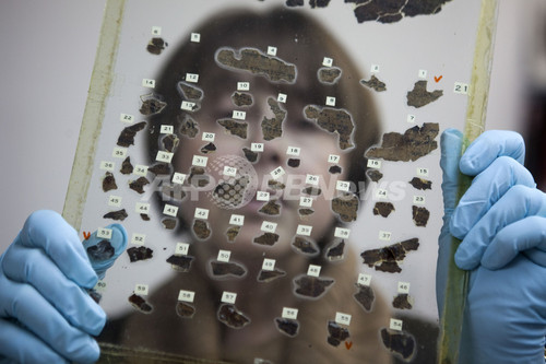 死海文書をセロテープから救出、女性4人が奮闘 イスラエル