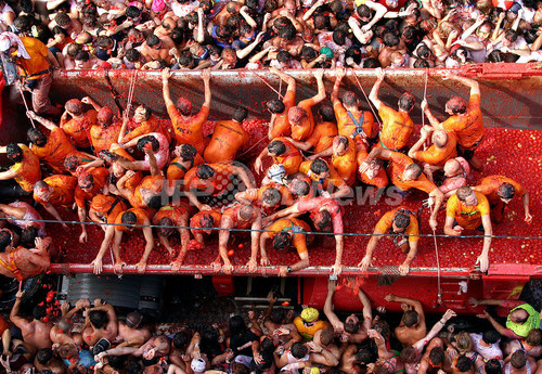 スペイン恒例「トマト祭り」に4万人、街中が赤い海に スペイン恒例「トマト祭り」に4万人、街中が赤い海に
