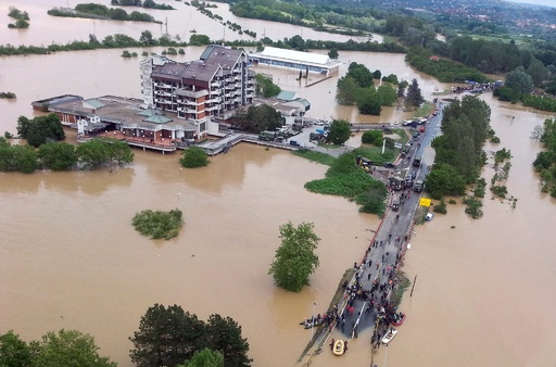 セルビアとボスニアの洪水、死者44人に 孤立した地域も