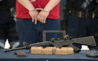 銃乱射と同型銃を景品にくじ、米共和党の下院選候補に批判殺到 銃乱射と同型銃を景品にくじ、米共和党の下院選候補に批判殺到