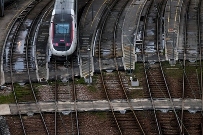 仏高速鉄道TGVで放火など「悪意ある行為」 複数路線で運行に乱れ