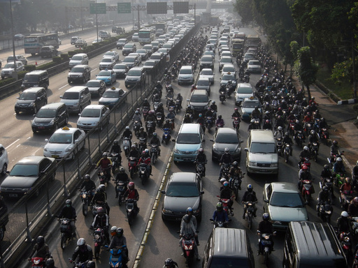 渋滞都市ジャカルタ、ツイッターで情報共有や相乗り募集