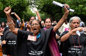 インドの女子大生、同じ加害者らから再び集団レイプ被害