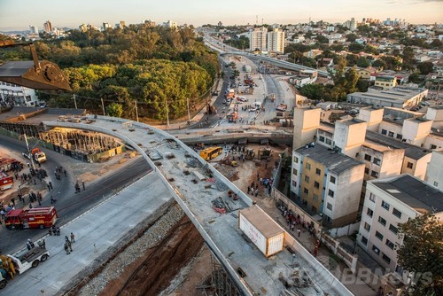 W杯都市で高架道路が崩落 2人死亡、19人負傷 ブラジル