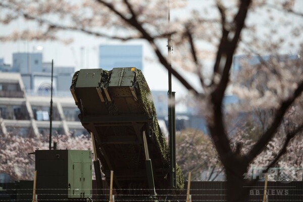桜咲く中ミサイルに備えるPAC3、東京・市ヶ谷