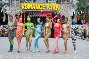 ボディーペイントで動物保護をアピール、中国南部動物園