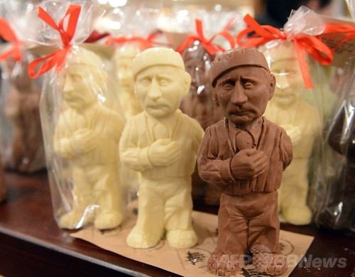 プーチン露大統領を頭からガブリ!ウクライナで人気のチョコ プーチン露大統領を頭からガブリ!ウクライナで人気のチョコ